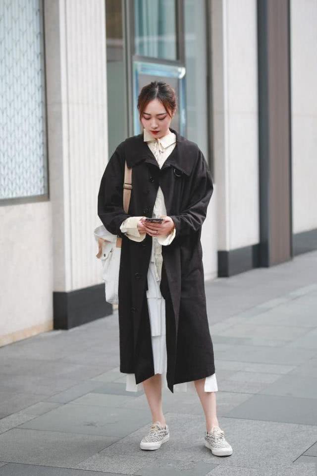 街拍:时尚的气质美女,柔美大方的连衣裙帅气大方,彰显年轻风采