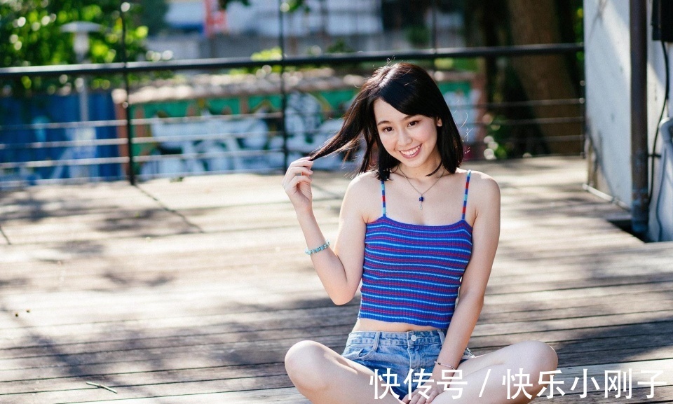 针织吊带|冰丝针织性感吊带背心搭配牛仔短裤,简略前卫穿出高档感