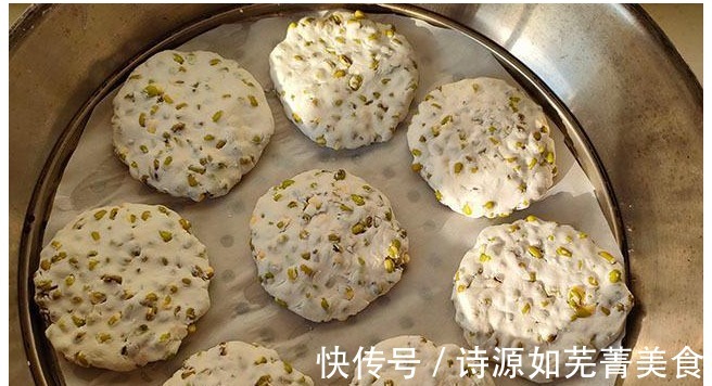 清香|立秋记得吃,泡一泡加料团成饼,上锅蒸15分钟,软糯又清香!