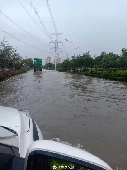 暴雨|暴雨挡住车辆去路 民警冒雨蹚水救援被困车主