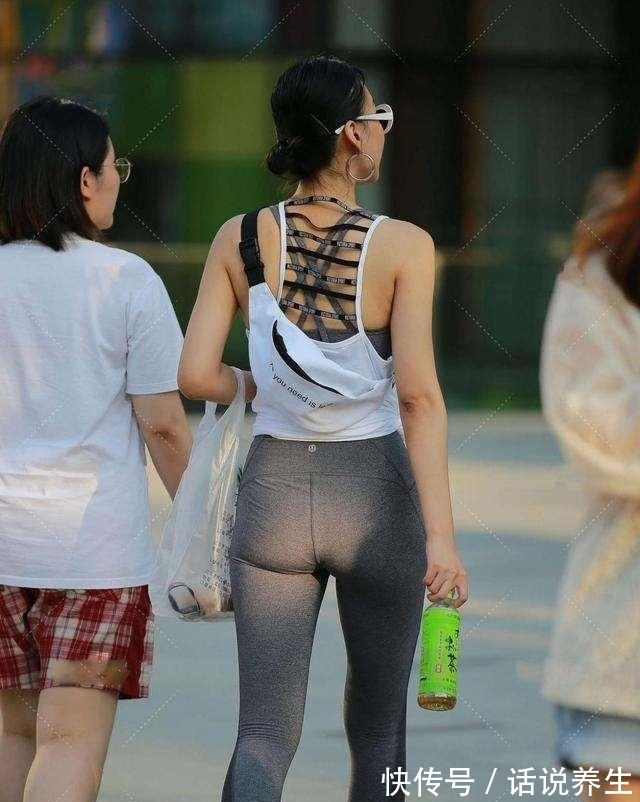 打底裤 枣红色衬衣搭配黑色打底裤,色调偏低调,产生靓丽的效果!