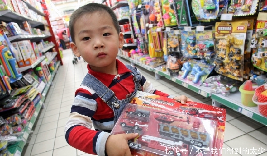 解孩子|爸爸不想给孩子买玩具，当街给孩子撒娇，网友：这才是巨婴吧