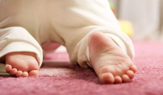 夏季|夏季宝宝该不该穿袜子?担心宝宝脚下生寒气,家长不妨这样做