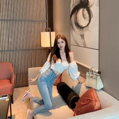 美女|美女穿搭:身姿曼妙的紧身牛仔裤美的让人窒,勾勒出精致的曲线