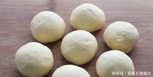面粉特别的创意做法,加2个紫薯,比包子馒头都好吃,酥得直掉渣