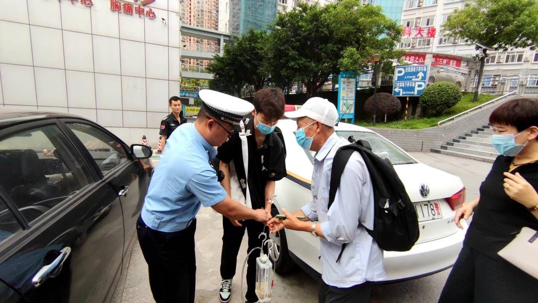 达州|“你负责考试 我负责接送” 四川达州考生刚做完肺部手术携带引流设备赴考 警车全程接送护考