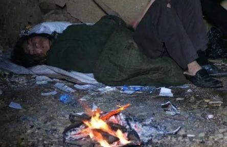 其中一位|他是中国第一懒人,出门不下地走路,吃饭靠人喂,如今怎样了?