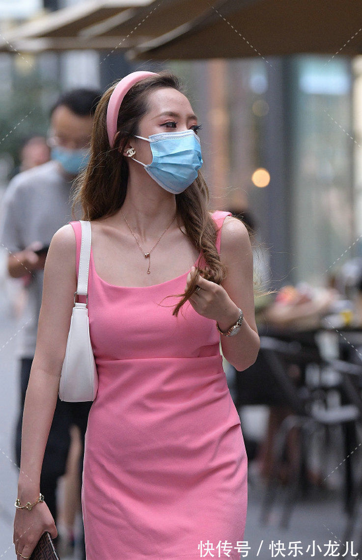 穿搭|小姐姐穿搭简约大方又舒适,微微露出自己小蛮腰,性感抢镜杠杠的