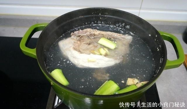 碱性食物|医生不会跟你说,这蔬菜是碱性食物,提高免疫力,人到中年要多吃