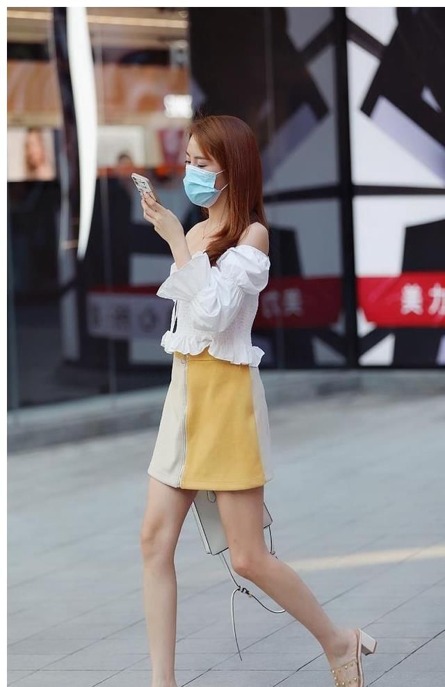 连衣裙穿搭会显得脸型很好，时尚街拍里的王者，很配你这个小仙女