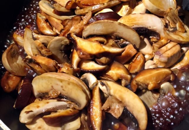 3样素菜一起炒,不放肉也很鲜美,简单营养鲜味足,大人小孩都爱