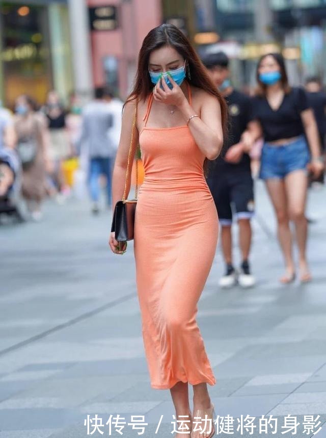 橙色|橙色吊带连衣裙搭配高跟凉鞋，紧身的设计秀出身材，尽显女神魅力