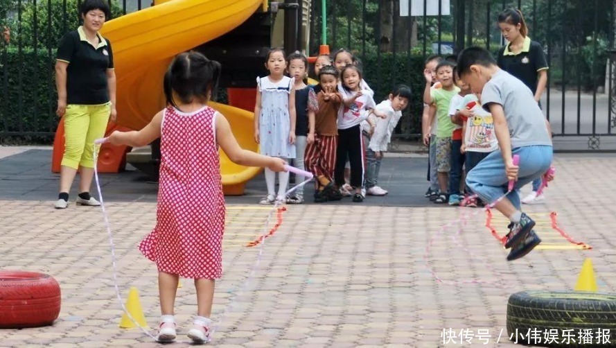 爸爸妈妈|爸爸妈妈带儿子逛售楼处,孩子盯着沙盘不动,走近一看服了