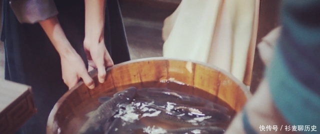 因家里受到老鼠的骚扰,此人特地写诗向好友要猫,句句可爱到爆