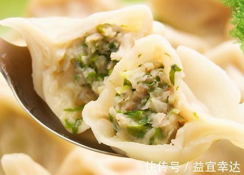 调白菜馅料，白菜别再用盐杀水了，学会这招，饺子鲜香味足，好吃