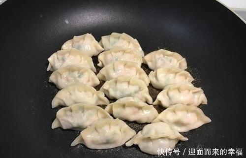 用水|教你10分钟把速冻饺子做成煎饺,终于不用水煮饺子!