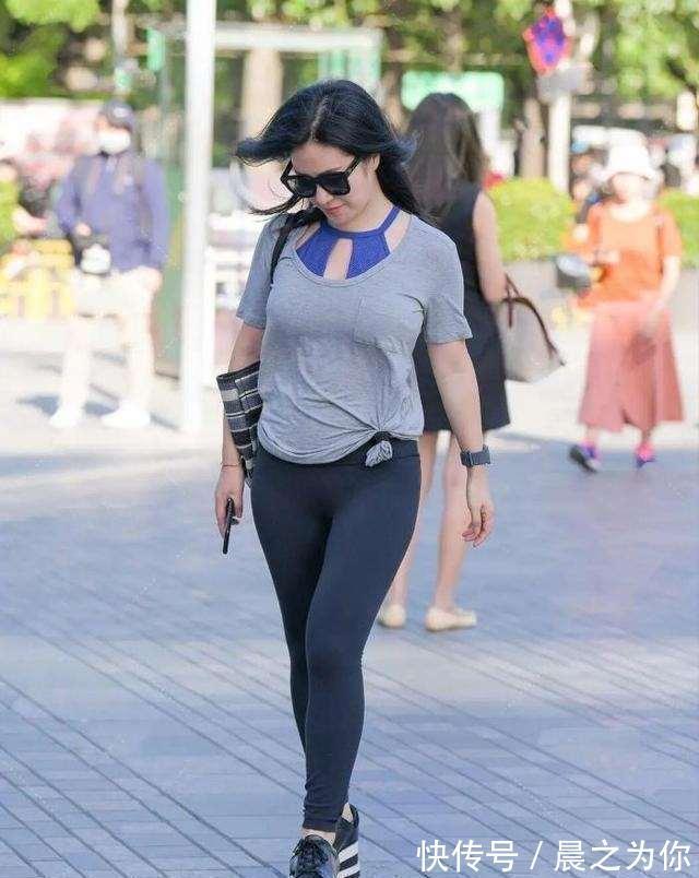 白色上衣 亭亭玉立的打底裤美女,让你放松心情,大方优雅