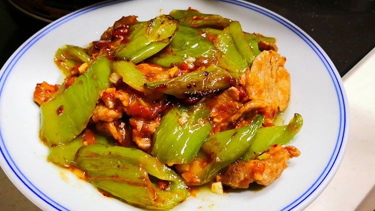做青椒炒肉，最忌直接下锅炒，教你正确做法，香辣更入味，真解馋