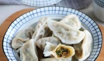 爱吃肉馅饺子的朋友记住“盐水油”口诀,饺子鲜嫩多汁,比买的还好吃