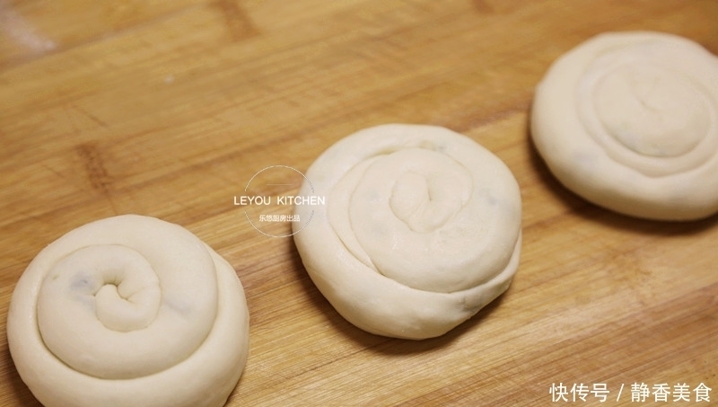 找对方法,即使用冷水和面,烙好的葱油饼,照样外酥里软
