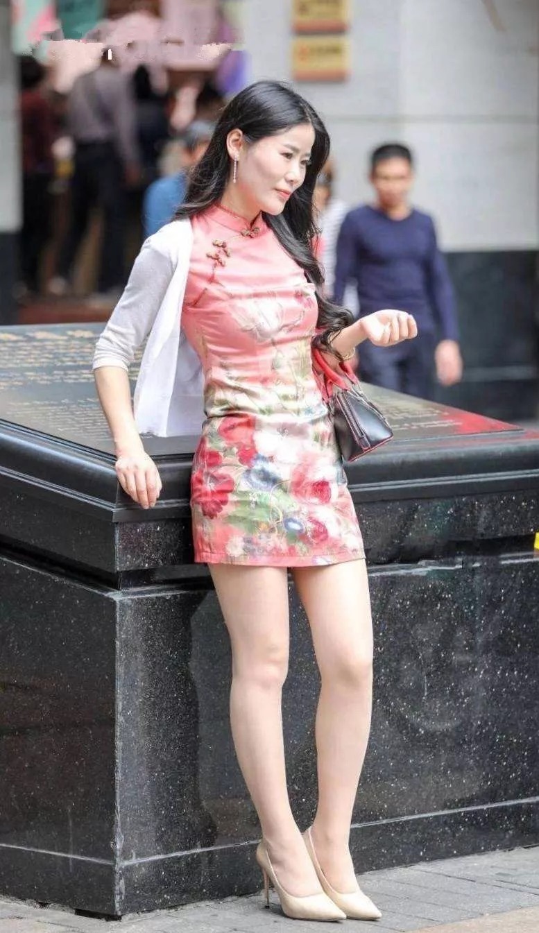 小姐姐|女生搭配高跟鞋,出街的带着时尚的魅力