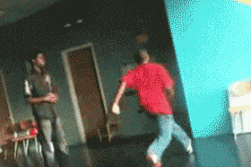 |搞笑趣图:为了给闺蜜拍个照,妹子也是够拼了