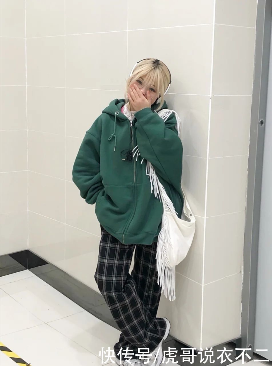 谁说格子“老土”？格子裤的时尚穿法了解一下