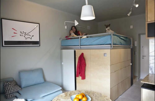 收纳|外国人太会省空间了!小卧室打1.2米高柜子,加宽后棚顶当床用