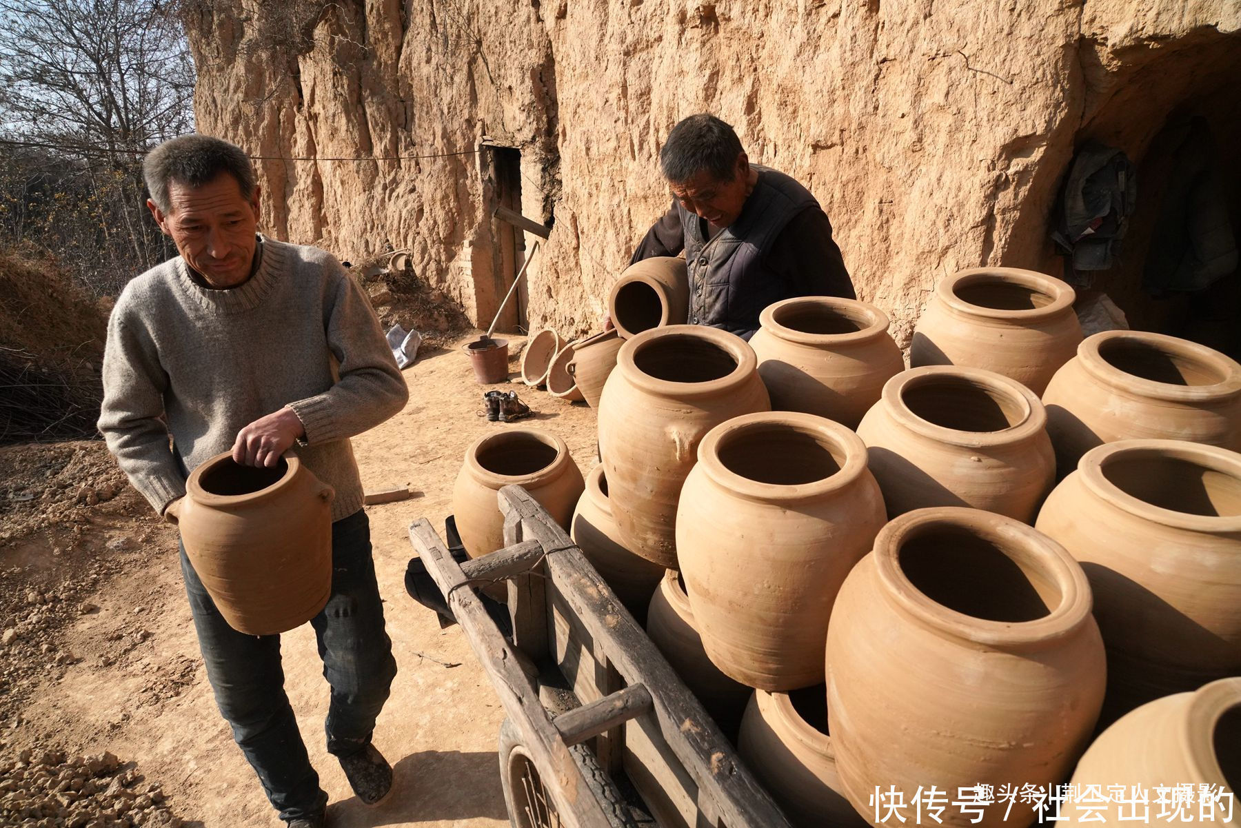 农村大爷有门怪生意,专为死人烧罐子,干了30年不让孩子学
