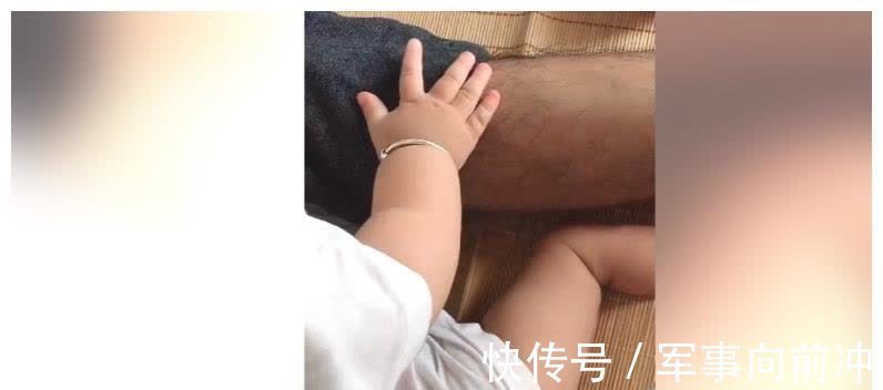 爸爸|爸爸压着宝宝的腿,萌娃又是扯腿毛又是打的,真是太不容易了