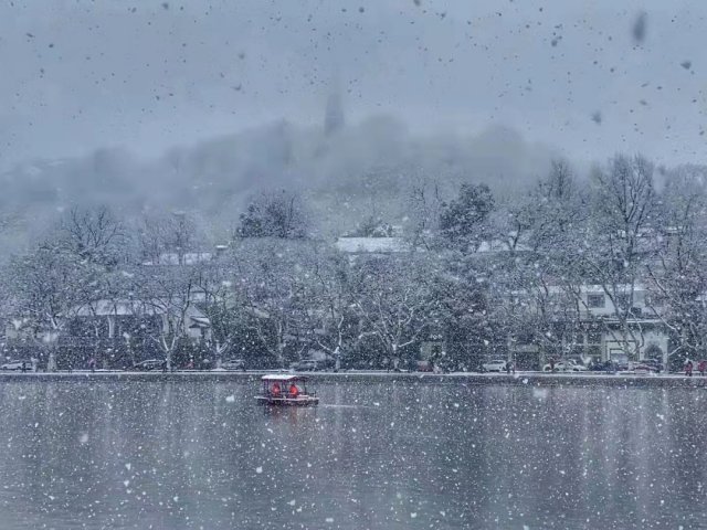 大部地区|被南方的鹅毛大雪刷屏！“断桥残雪”美呆，有人在雪里实现“冰墩墩”自由