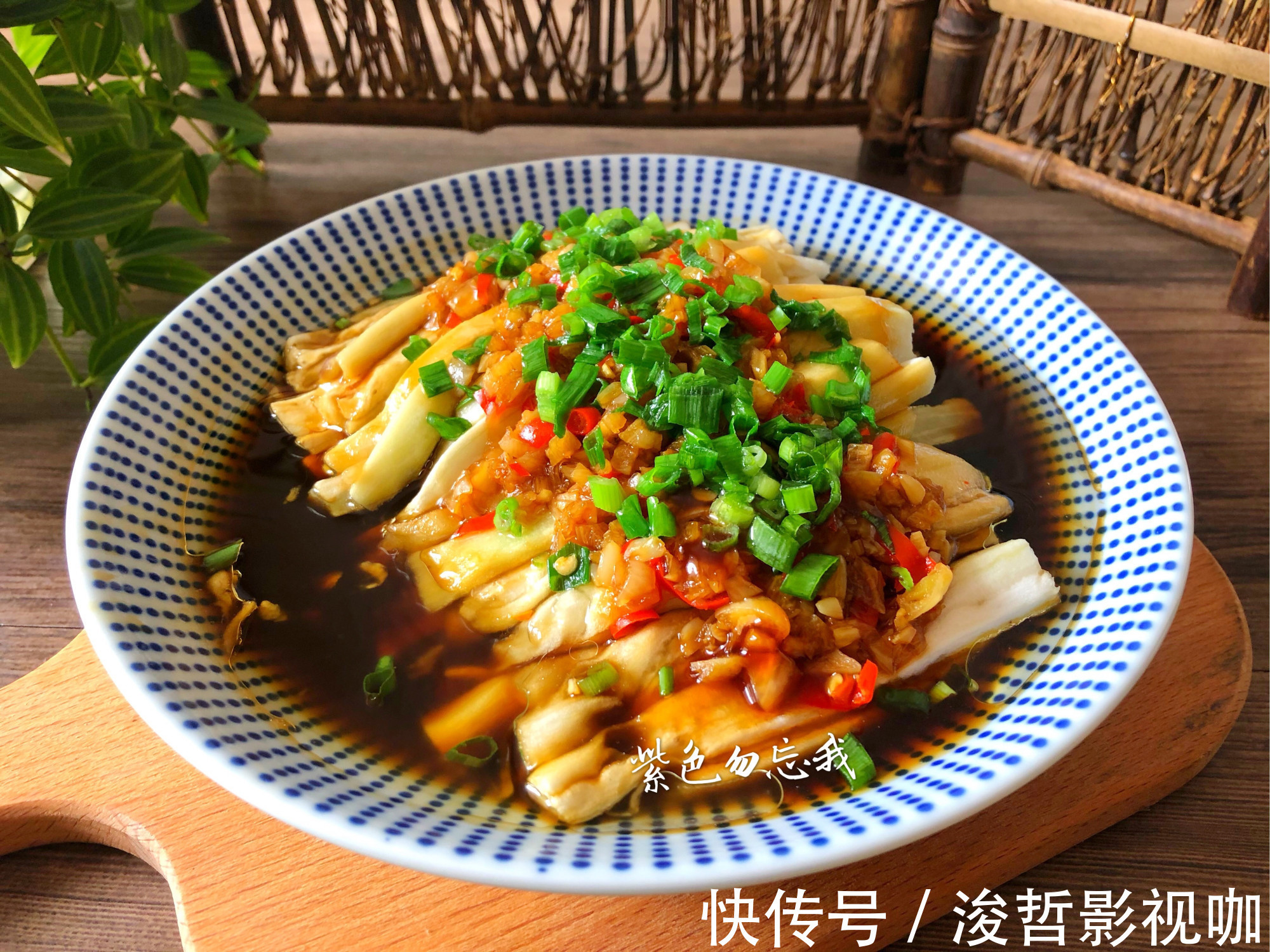 我家最近爱上茄子这做法，蒸一蒸就上桌，鲜美又下饭，快试试