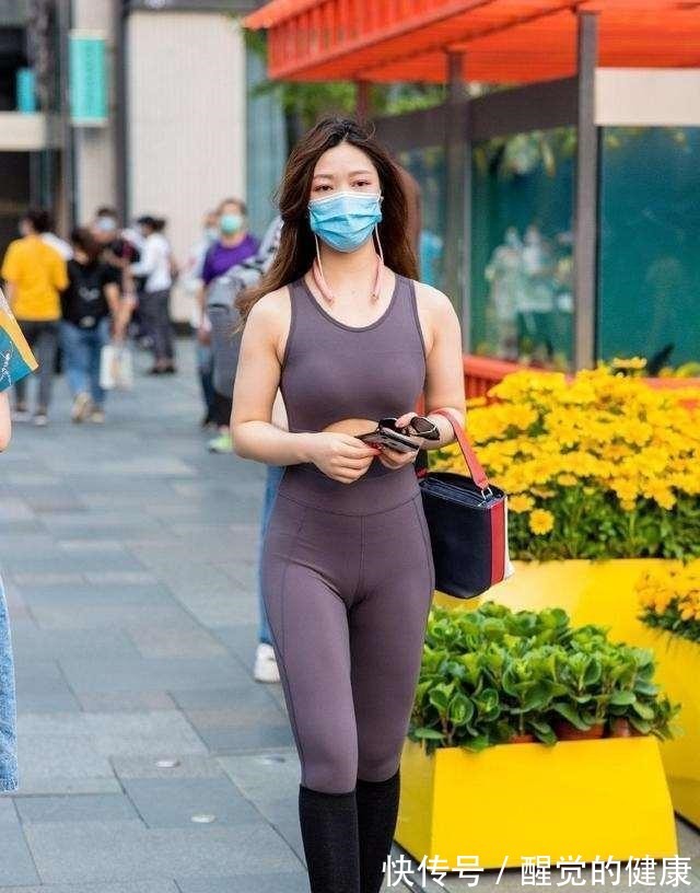 粉色 浅粉色交叉上衣搭配浅粉色时尚打底裤,显腿长的款式,显年轻稚嫩!