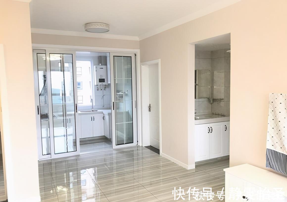 客餐厅|新房为省钱不做吊顶,没想到多打柜子却被亲戚点赞,忍不住晒晒