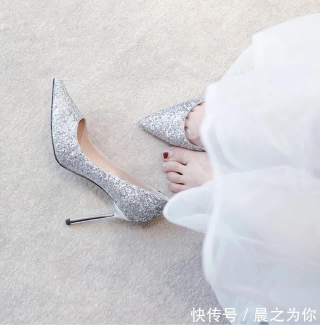 女人味十足 亮片尖头细跟鞋足够让你在人群中养足眼,路人瞬间沦陷