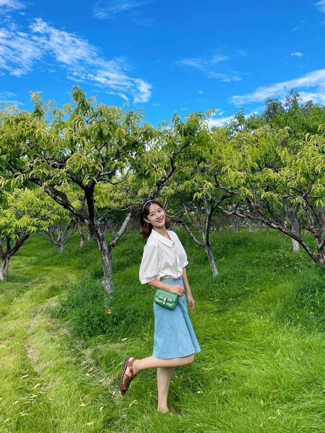 百褶裙|秋游怎么穿才高级?西装外套搭配百褶裙又飒又美,关键特别显气质