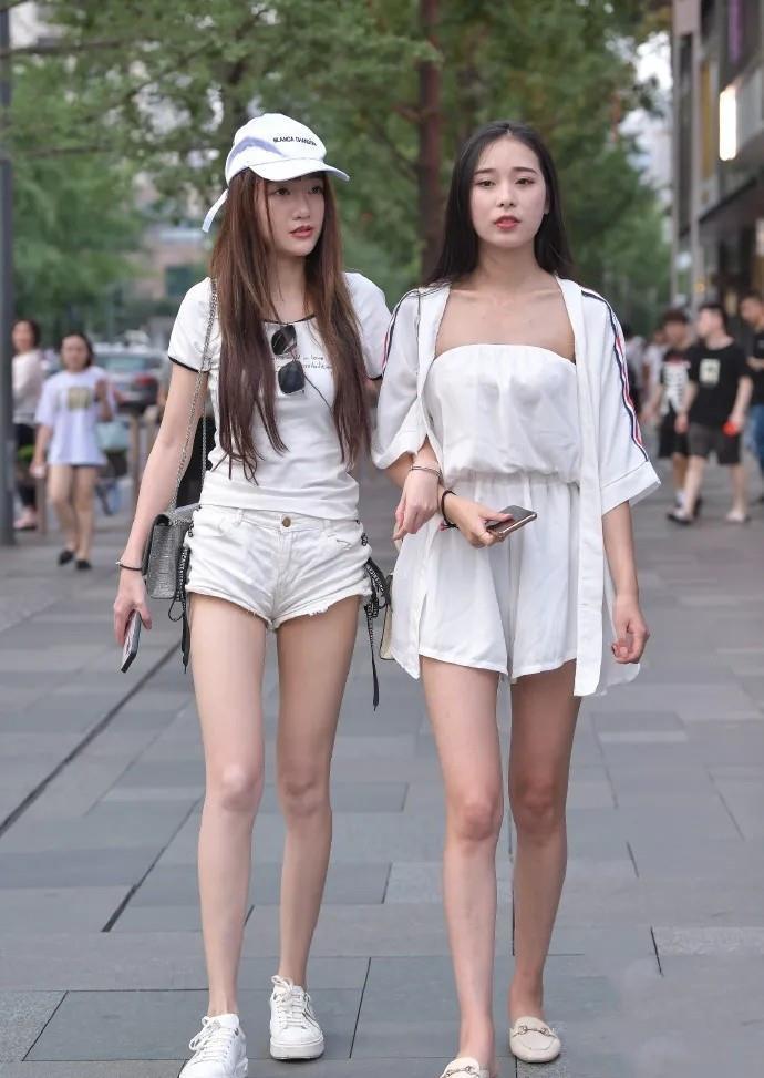 元气满满|白色短袖T恤，搭配同色短款裤装，穿出青春可人的少女感