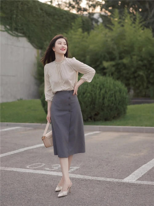 2021年早春“流行色”公布啦！时髦的女生早就穿上了，那么你呢？