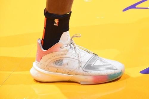 相信经常看博主发的球鞋上脚