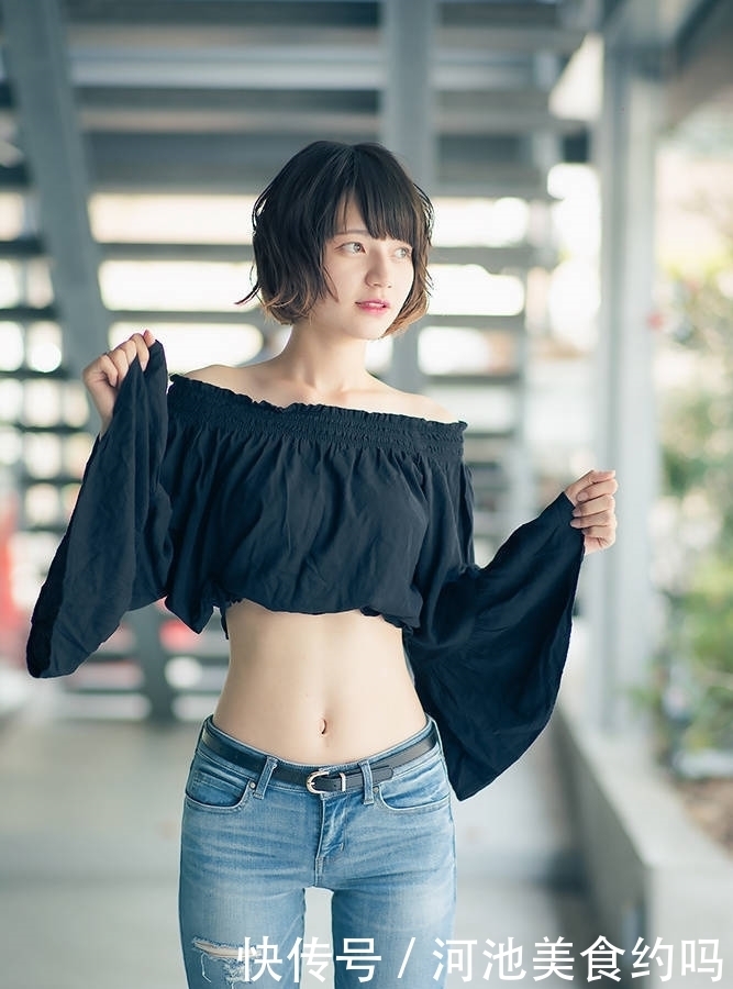 时尚穿搭:牛仔裤搭配露脐上衣,秀出娇艳动人的气质。