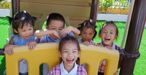 哼唱|幼儿园放学,孩子重复哼唱“一首歌”,妈妈听清歌词后找老师算账