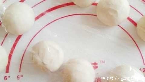 夏天|夏天饺子皮在我家这样吃 上锅一蒸就能吃 鲜香解嫩比凉皮香