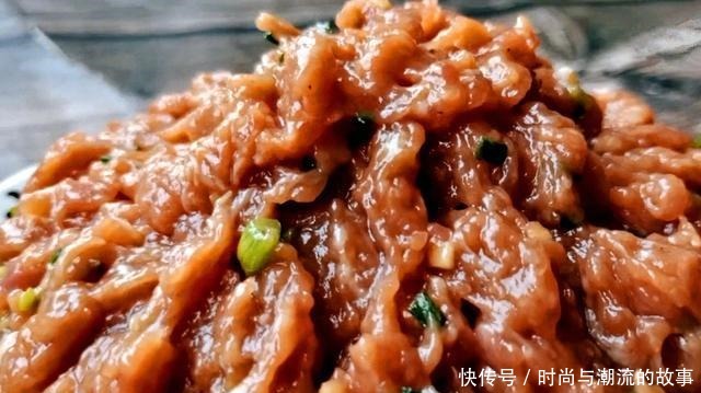 调猪肉馅时,掌握这3个关键技巧,肉馅软嫩多汁,不柴不硬更入味