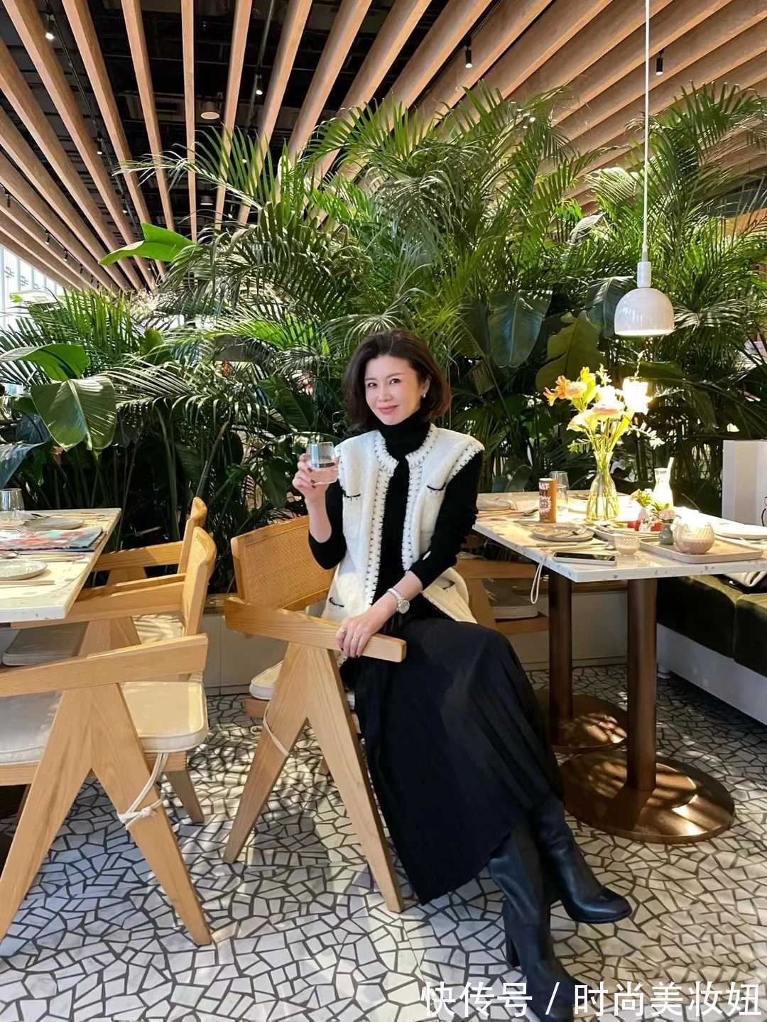 配饰|真正会打扮的中年女人,穿衣都在做“减法”,基础款穿出好气质