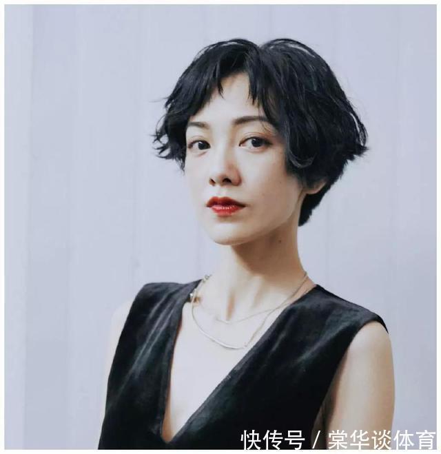 女人|45岁左右的女人,过年别再烫“大妈卷”!试试这3款发型,好看