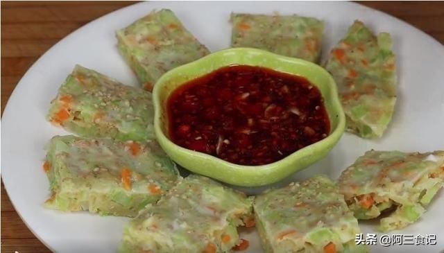 碎丁|芹菜最过瘾的吃法，淋入2个鸡蛋，不炒也不烙，出锅比吃肉还解馋
