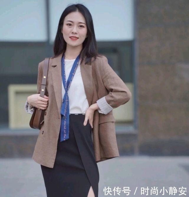 优雅 成熟女人的早秋穿搭如何搭配?可以选择简约款,呈现出优雅大方
