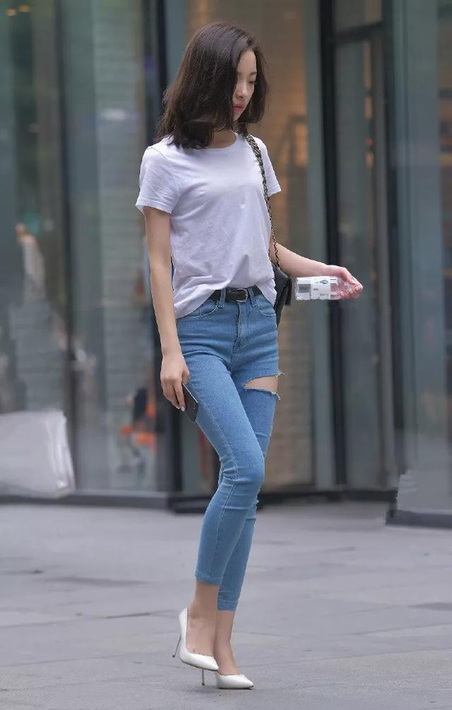 街拍:逛街的时尚佳人,白色上衣配短裤,展现出愈发美丽的好身材