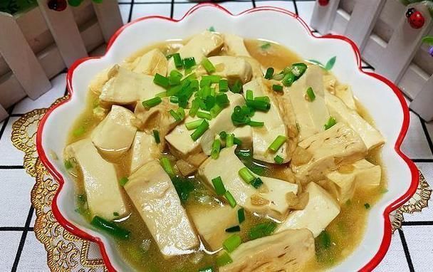 入味|小葱焖豆腐简单又快捷的做法，鲜嫩入味又下饭，给肉都不换