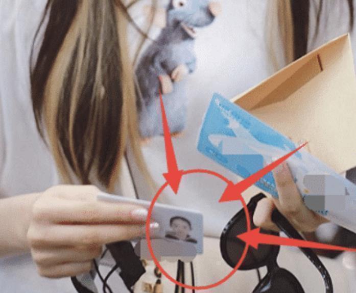 男嘉賓一身軍裝出場,引女嘉賓尖叫不已,現(xiàn)場一陣沸騰!